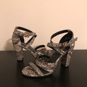 Women’s Sz 8 Nine West dress pumps